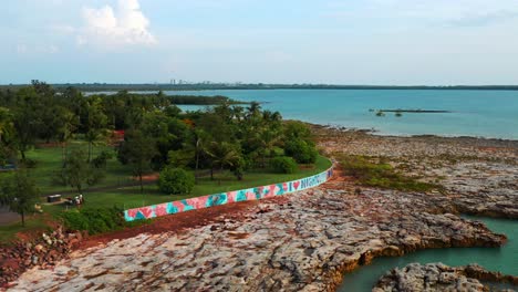 paisaje urbano del suburbio de nightcliff en la playa rocosa en la ciudad de darwin, territorio del norte, australia