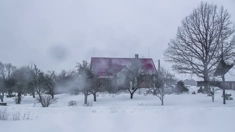 Toma-De-Tiempo-De-Cabañas-Rodeadas-Por-Una-Gruesa-Capa-De-Nieve-Durante-La-Temporada-De-Invierno-Durante-Un-Día-Nublado