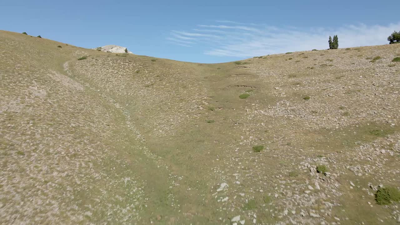 vista aérea avanzando a través del prado en la cima de la montaña hasta el acantilado, revelando todas las montañas detrás en catalunya