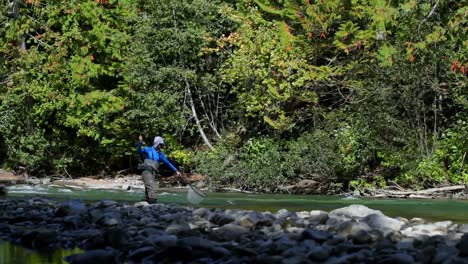 Seitenansicht-Eines-Fischers,-Der-An-Einem-Hellen,-Sonnigen-Tag-Im-Waldbach-Fischt-4k