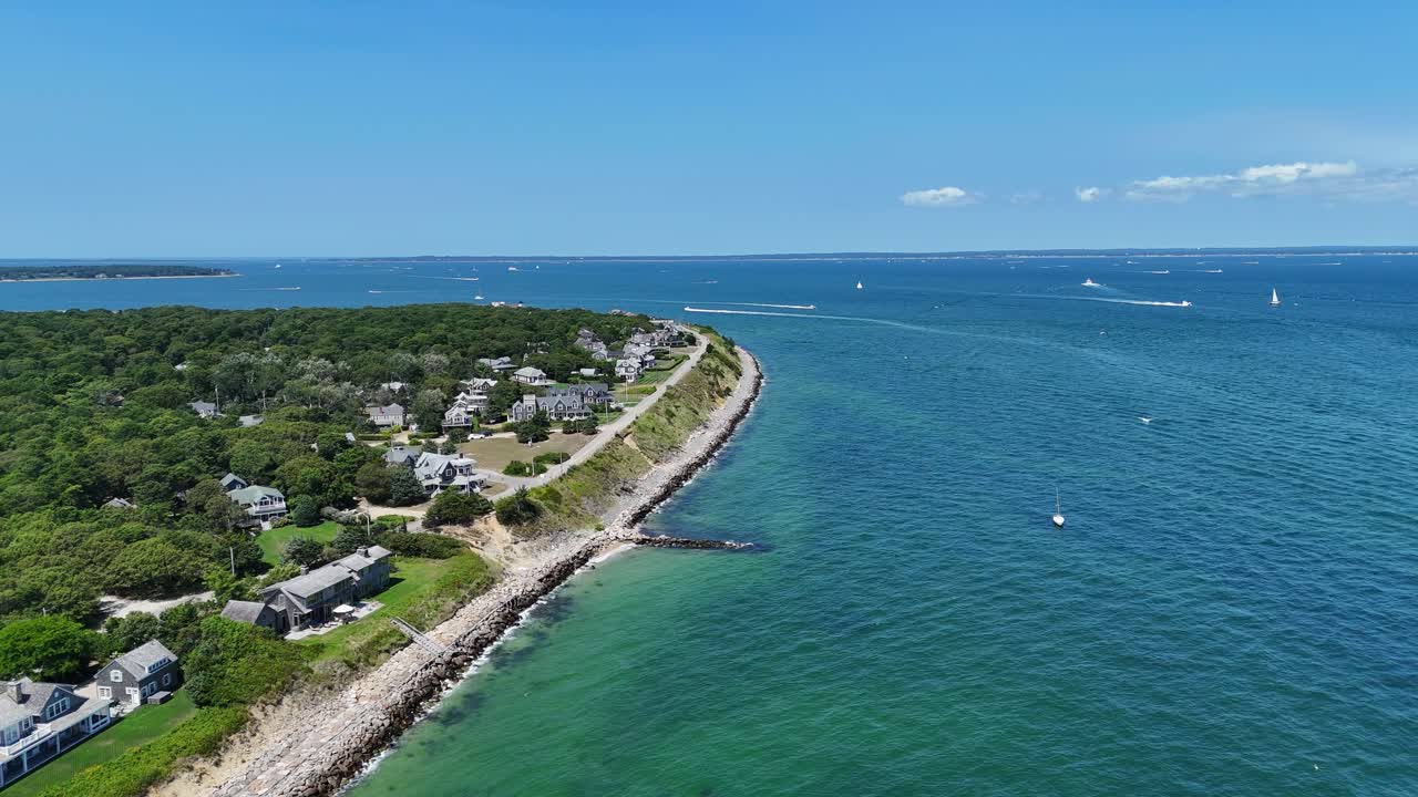Veduta con drone di proprietà immobiliari fronte mare lungo la costa di Martha's Vineyard in Massachusetts, USA
