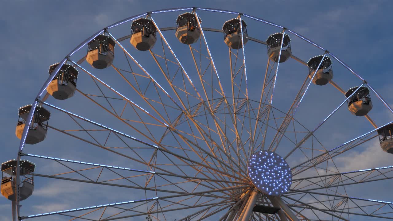 колесо обозрения в действии против голубого неба.