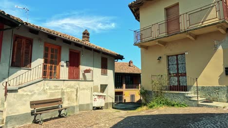 explorando la colorida arquitectura en cuneo, italia
