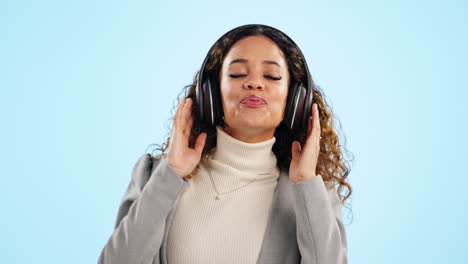 Música,-Baile-Y-Sonrisa-Con-Una-Mujer-Cantando.