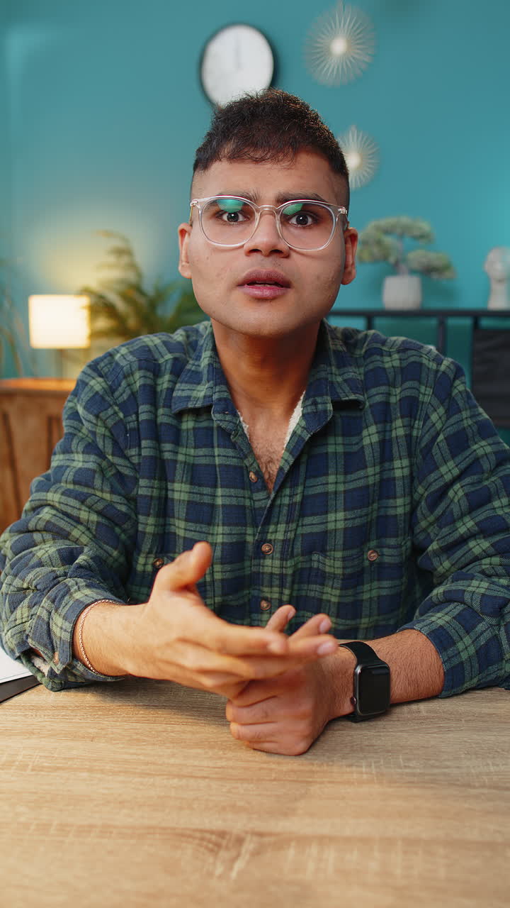 irritado disgustado agresivo infeliz hombre gestando las manos culpando regañando por el fracaso problema