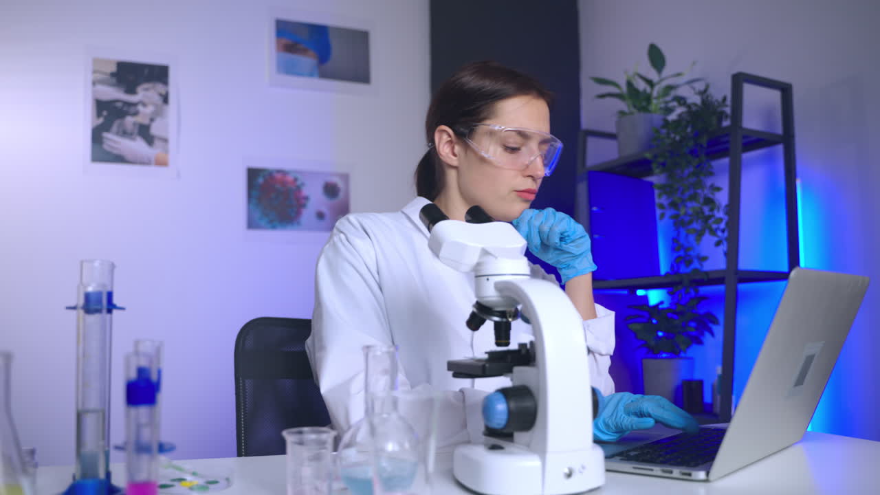 científico trabajando en una computadora portátil en un entorno de laboratorio