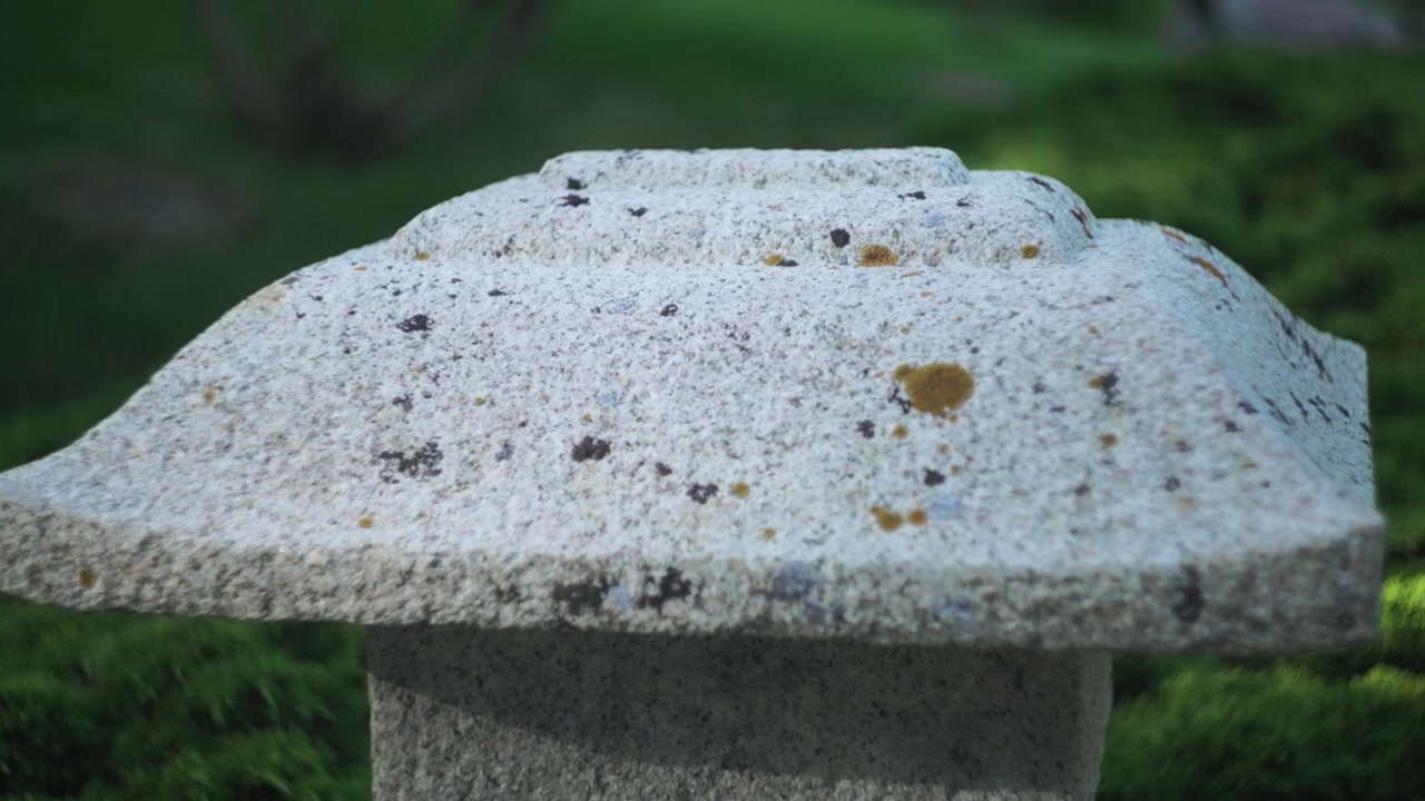 Scultura in pietra nei Giardini Giapponesi