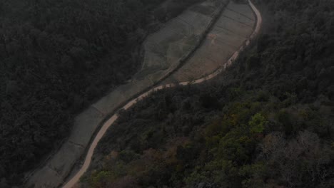 Volando-Sobre-Un-Famoso-Mirador-Cerca-De-Vang-Vieng-Laos-Durante-El-Amanecer,-Aéreo