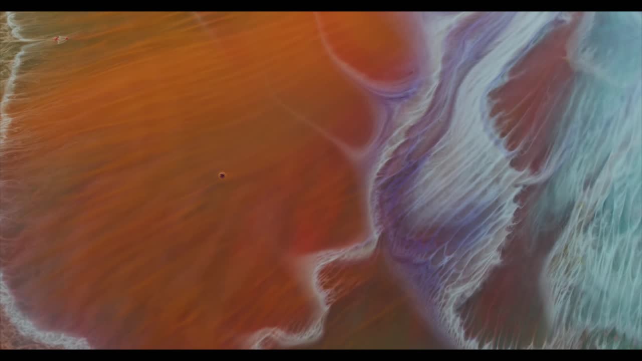 Inchiostro e pittura astratti che si espandono in una macro fluida