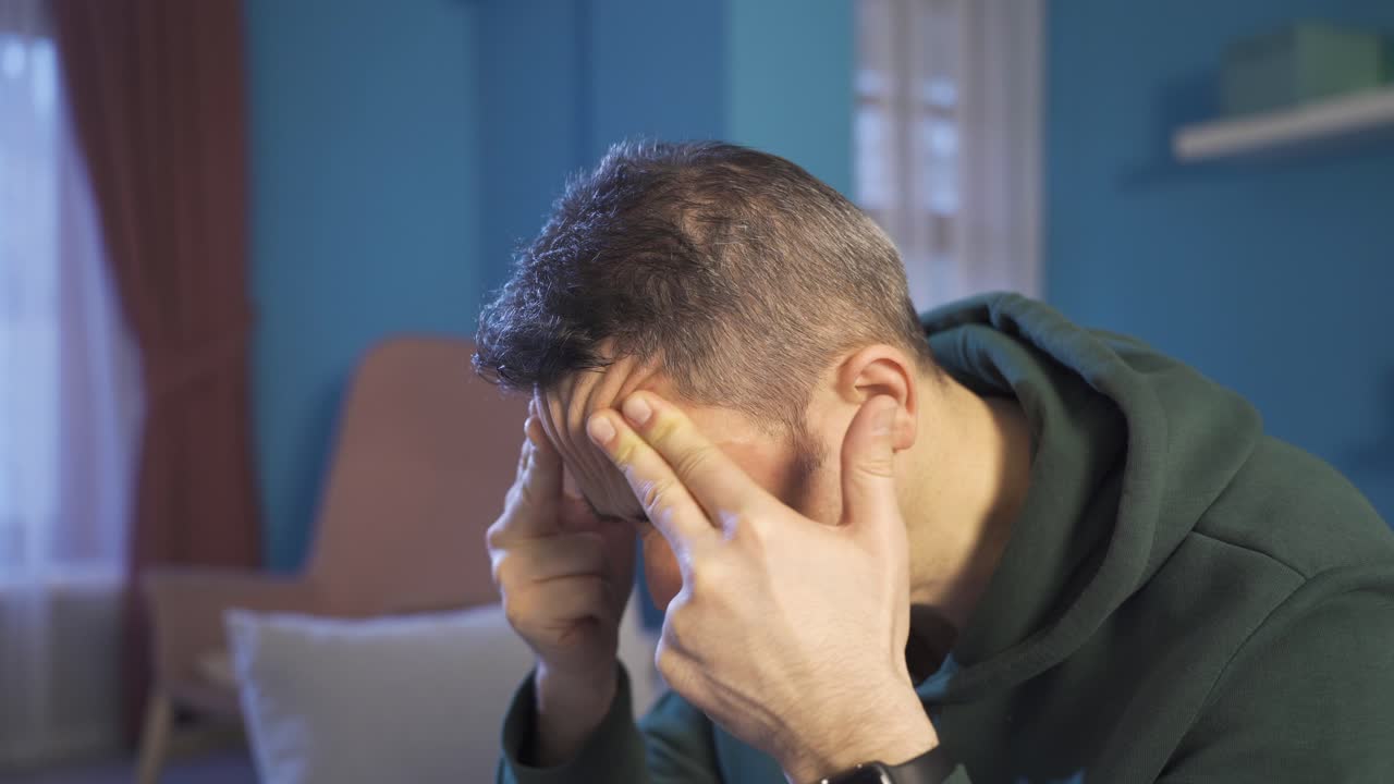 hombre que sufre de dolor de cabeza severo y doloroso.