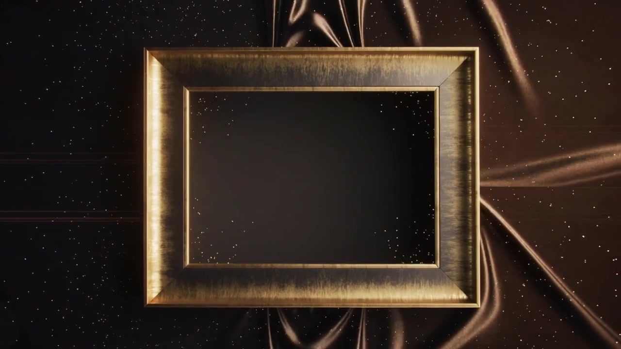 Iniziando un bagliore sottile, cornice dorata che emette scintille mentre rivela pieghe di raso all'interno di un bokeh da studio.
