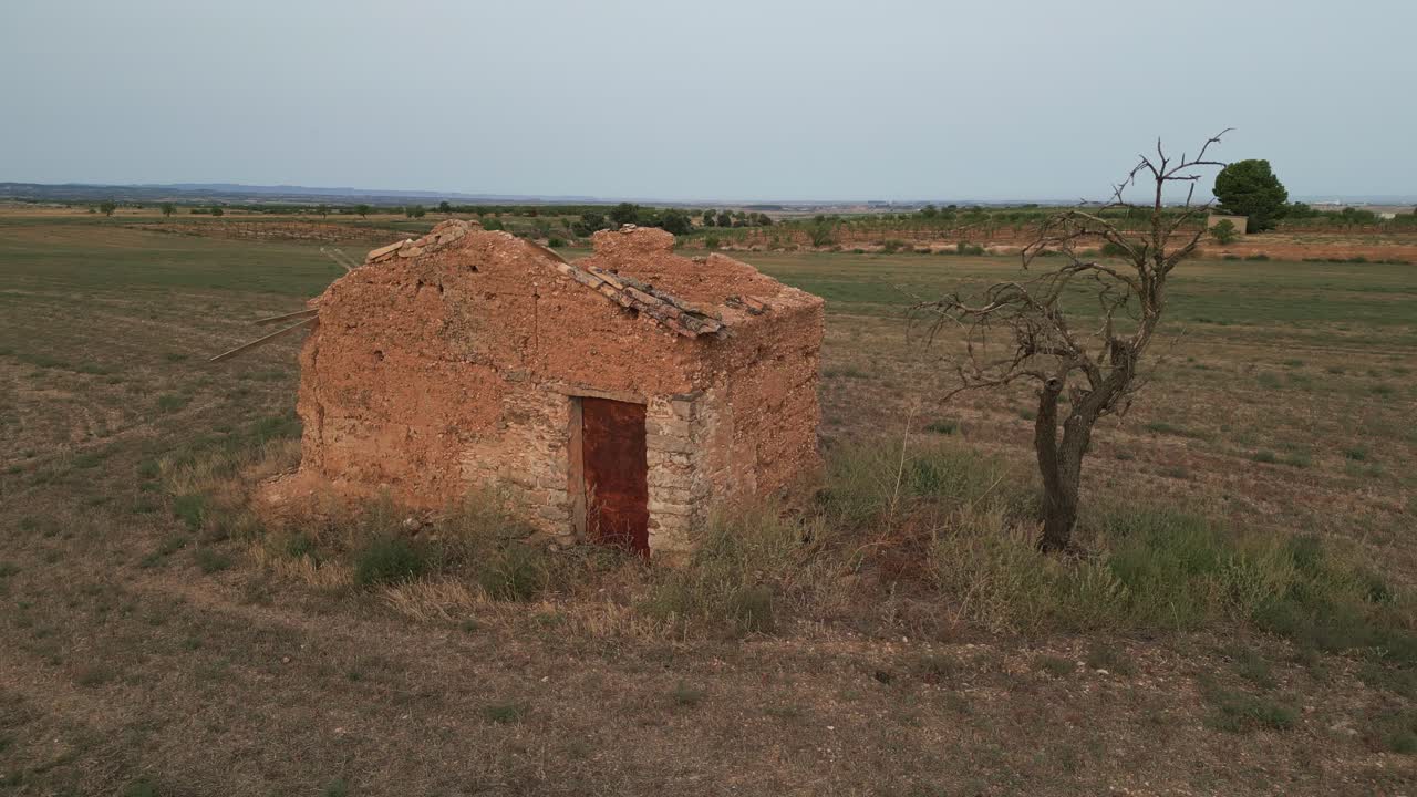 circulación aérea del cobertizo tradicional de herramientas rurales en el campo, tarrega, españa