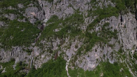 pendiente rocosa de montaña gigantesca con prados y bosques en la cima de los alpes en theth, albania