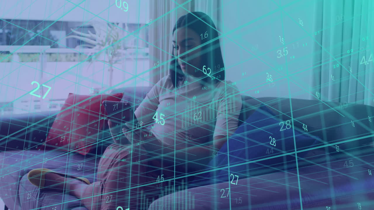 animación de números, procesamiento de datos a través de la cuadrícula y mujer usando tableta.