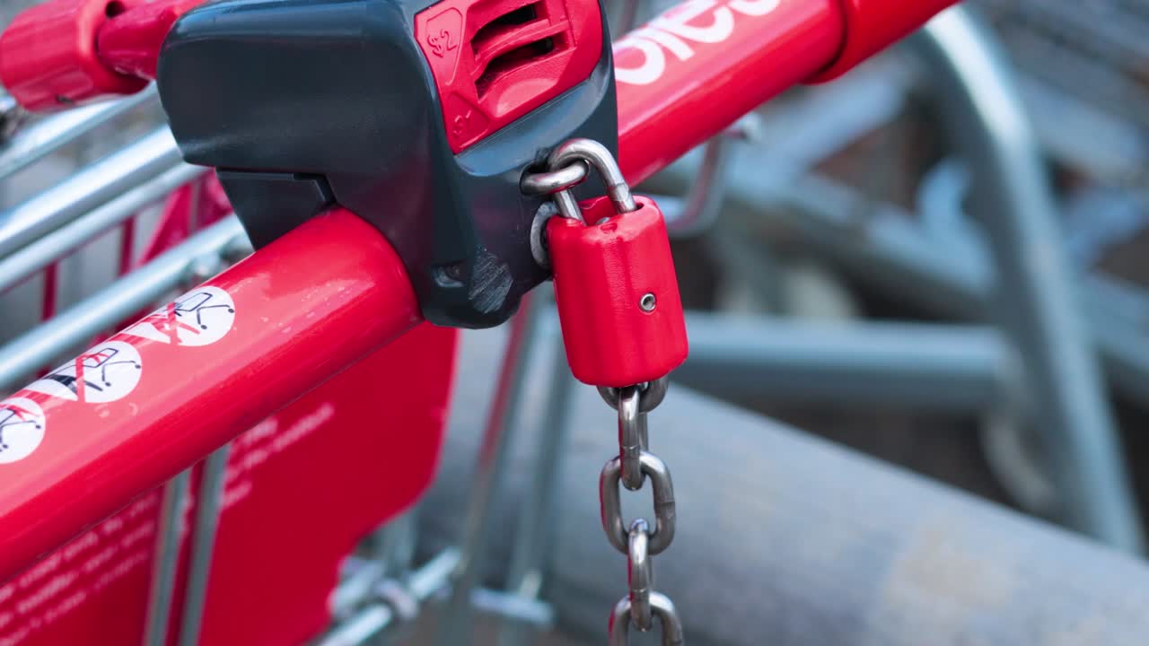 주차장 에서 트롤리 가 사슬 을 벗고 있다