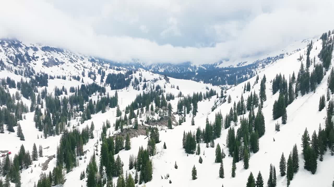 Pemandangan udara Pegunungan Utah yang bersalju.