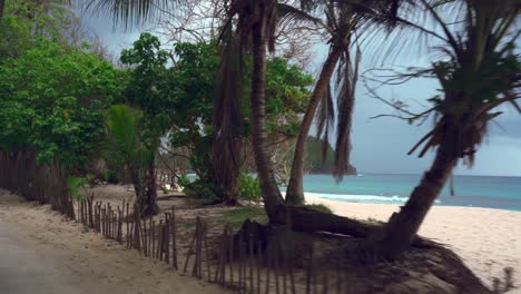 Mahe-Seychelles-Pequeña-Carretera-Costera-En-Coche-Hacia-El-Extremo-Sur-De-La-Isla,-La-Carretera-Es-Muy-Estrecha-Y-Llega-A-Una-Hermosa-Pero-áspera-Playa