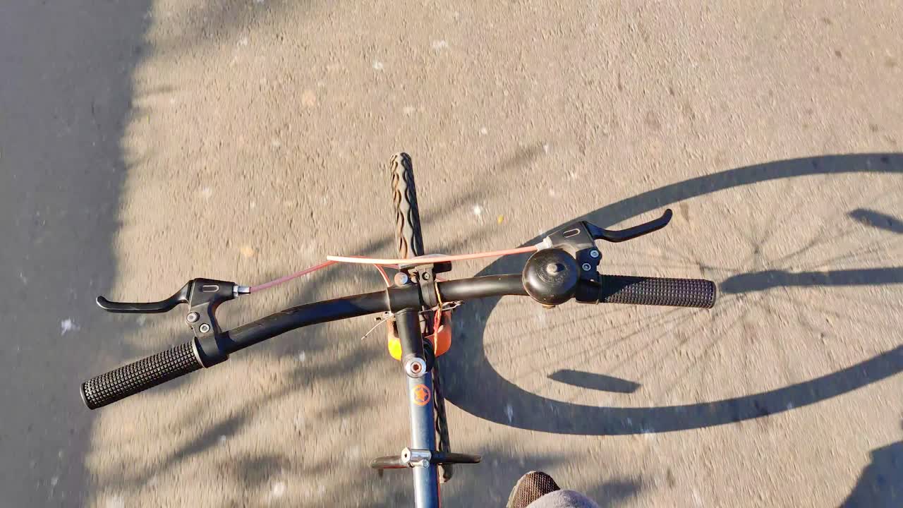 자전거를 타고 도로에서 스턴트를 하는 젊은 자전거 라이더, 전속력으로 자전거 핸들을 잡지 않고, 라이더가 수행하는 자전거 스턴트의 최고 전망