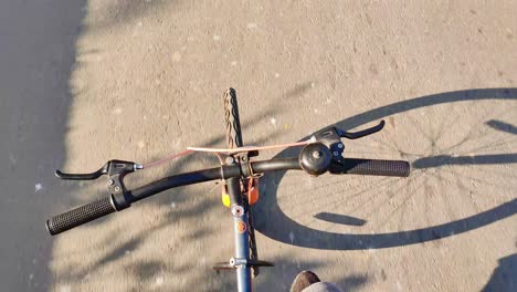 un joven ciclista que realiza acrobacias en la carretera en bicicleta, sin sostener el mango de la bicicleta a toda velocidad, vista superior de una acrobacia en bicicleta realizada por un ciclista