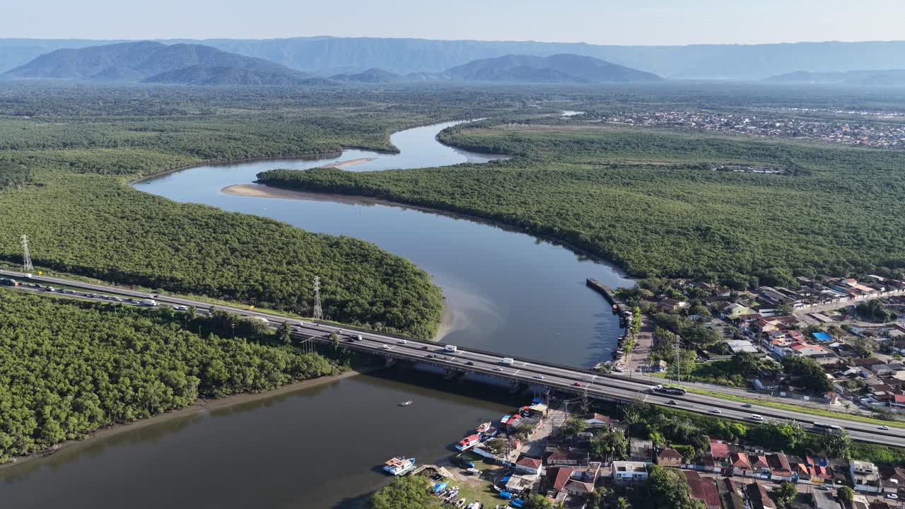 Perfil de Itanhaém en Itanhaém, São Paulo (Brasil). Ribera fluvial natural. Bosque de humedal. Destino turístico. Perfil de Itanhaém en Itanhaém, São Paulo (Brasil). Campo de valle verde