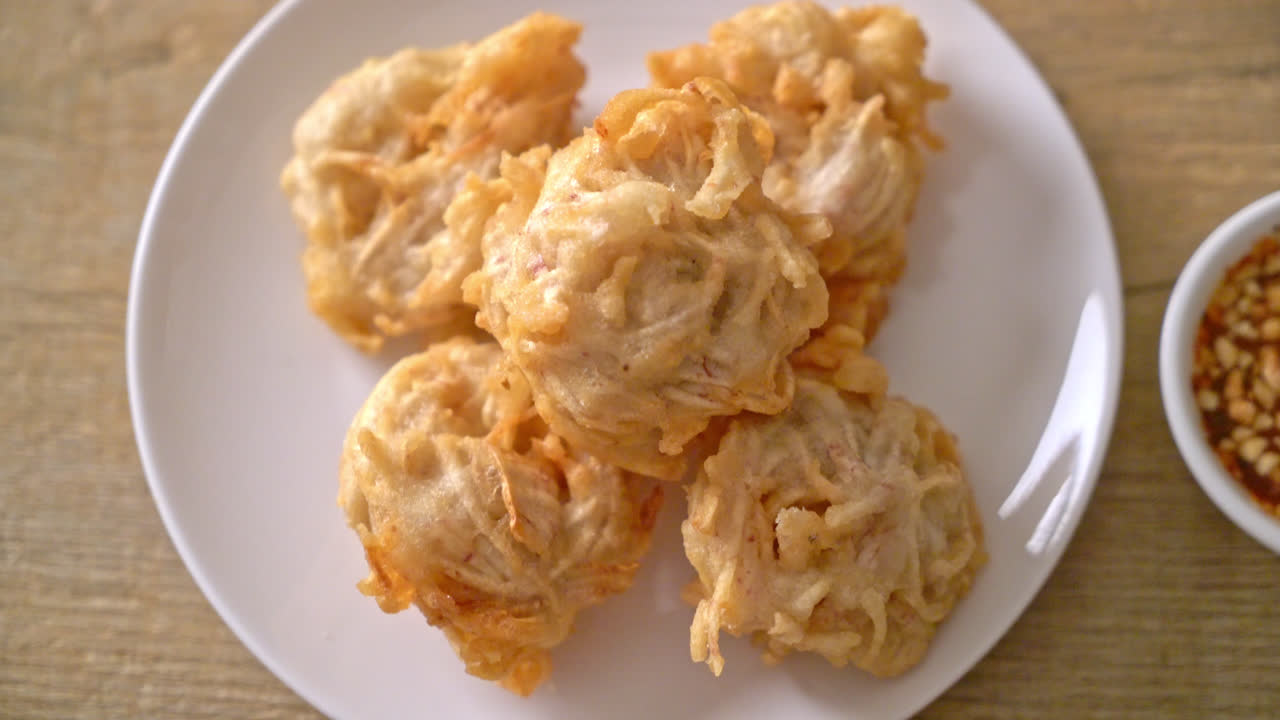 소스를 곁들인 튀긴 타로-비건 채식 및 채식 음식 스타일