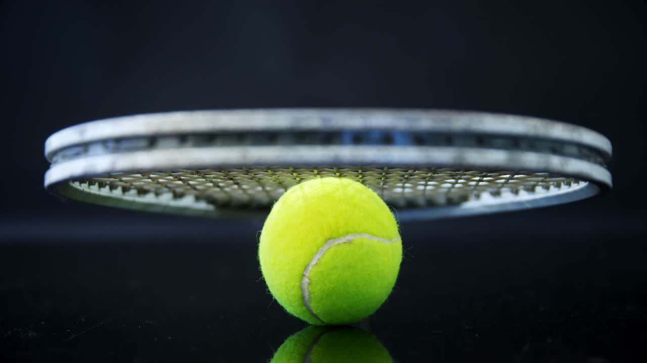Tennisball og racket i studio 4k