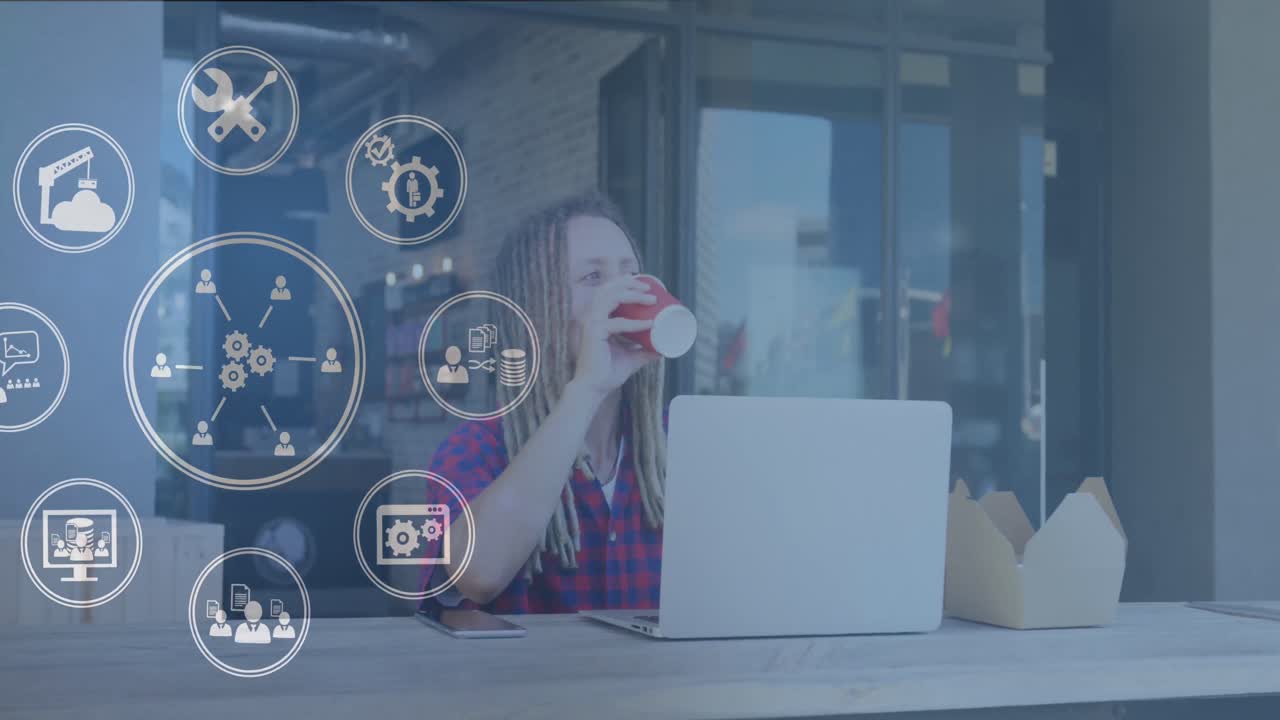 Animazione di una rete di connessioni con icone su uomo che usa il laptop.