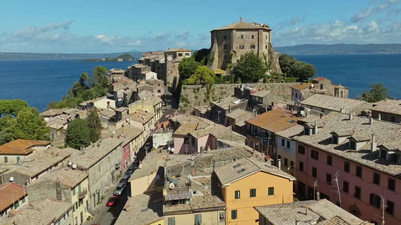 이탈리아 비테르보 주 볼세나 호수 에 있는 로카 파르네세 성 과 카포디몬테 마을 주변 의 공중 사진