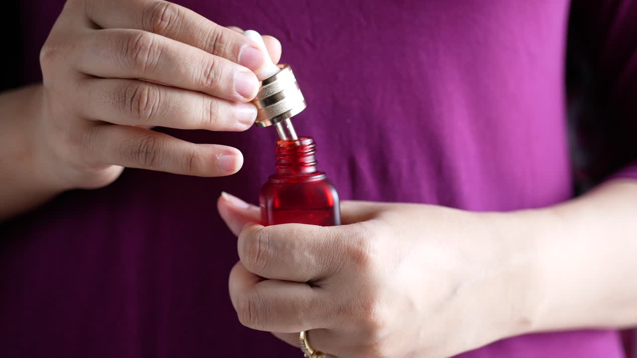 mujer aplicando suero