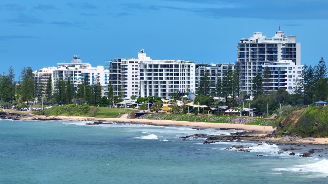 vista desde un avión no tripulado de la explanada de mooloolaba con la playa del océano azul, telefoto australia 4k