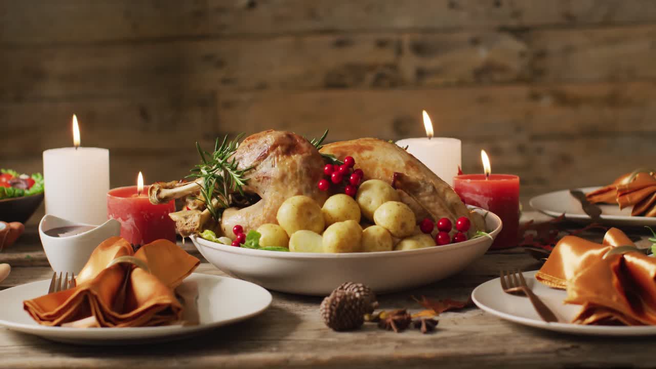 video de bandeja con pavo asado y diversos platos en superficie de madera