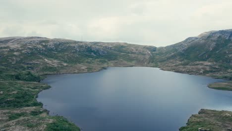 colinas rocosas rodean el lago palvatnet en afjord, condado de trondelag, noruega
