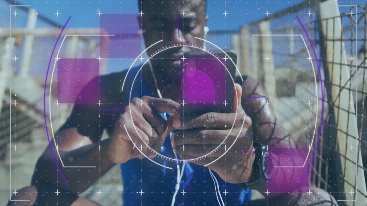 animación del escaneo del alcance sobre un hombre afroamericano que usa un teléfono inteligente al aire libre
