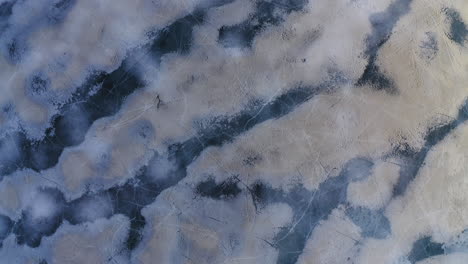 toma de drones de formaciones de hielo negro en un lago helado