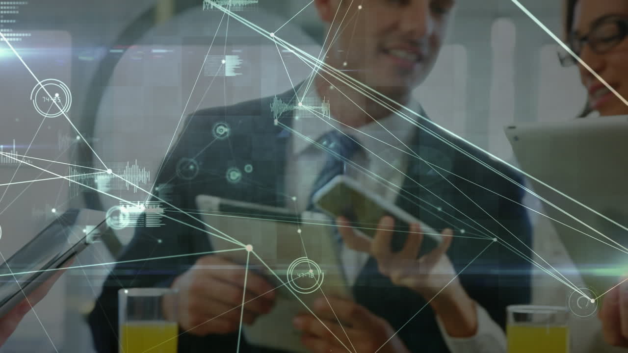 animación de redes de conexiones a través de diversas personas de negocios que utilizan tabletas