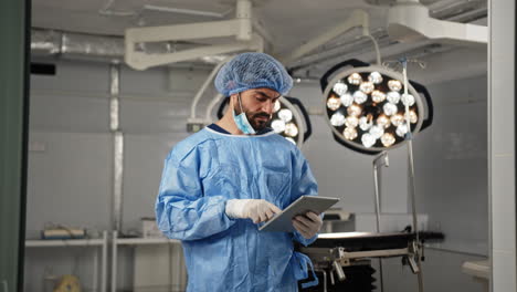 cirujano usando una tableta en la sala de operaciones