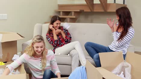 mujeres felices haciendo batalla con poliestireno