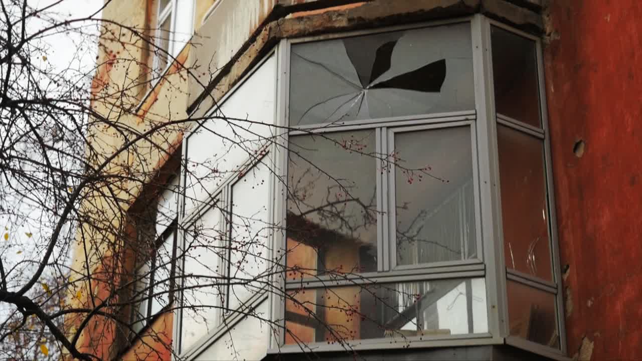 balcón dañado en un edificio antiguo