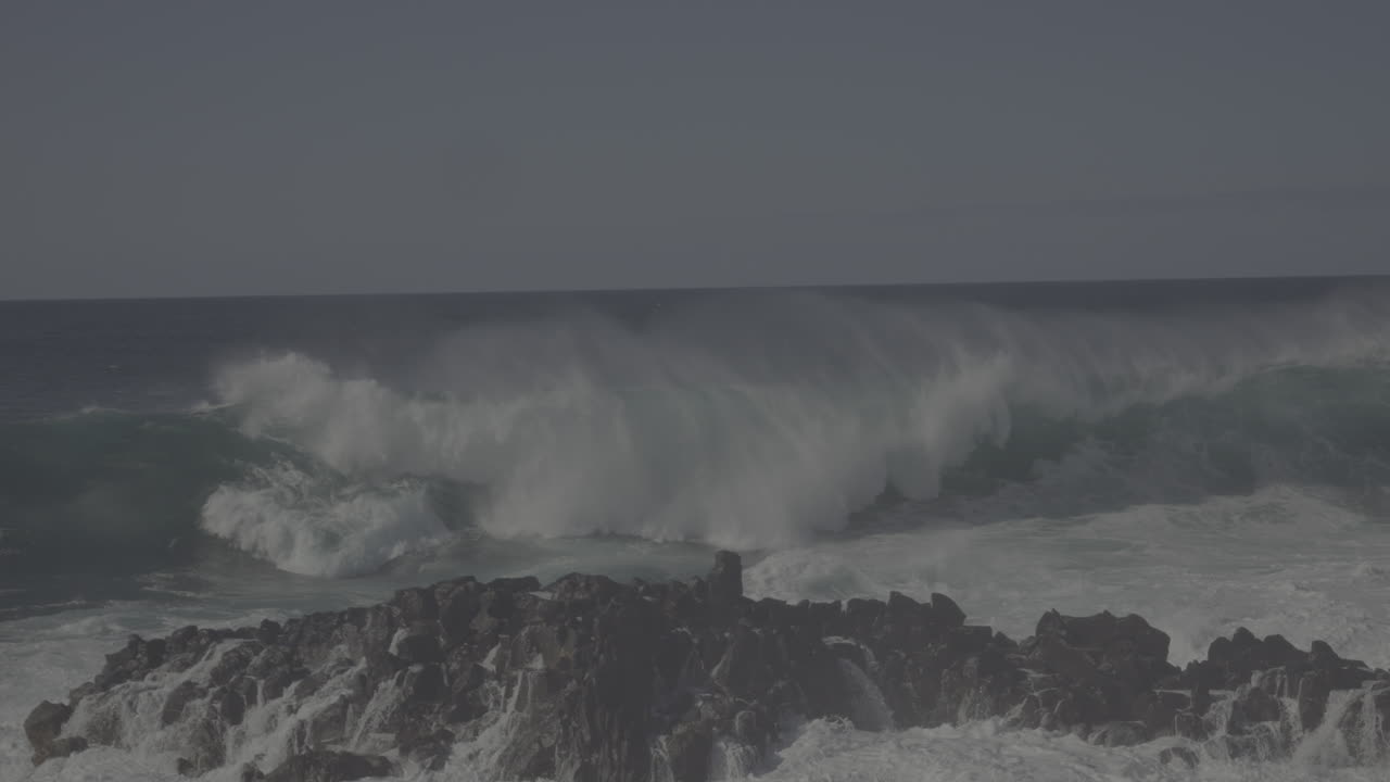 강력한 바다 파도가 바위 위에 부히고