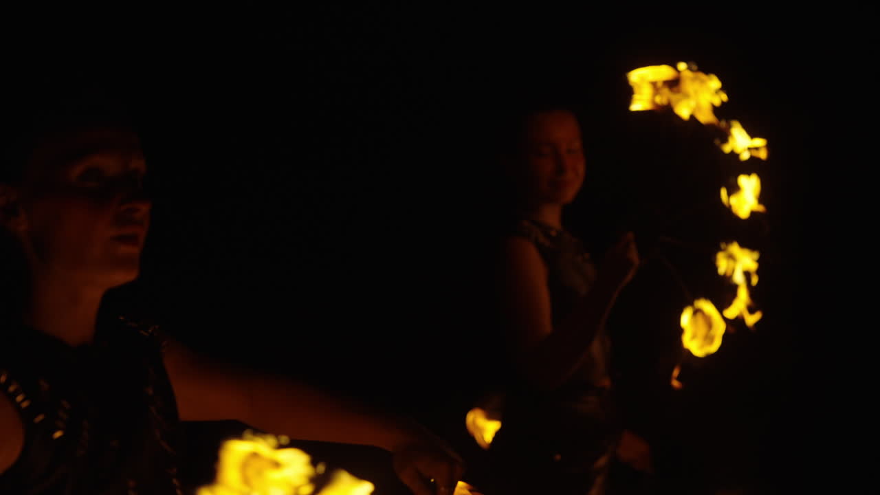 밤의 포이 화재 공연