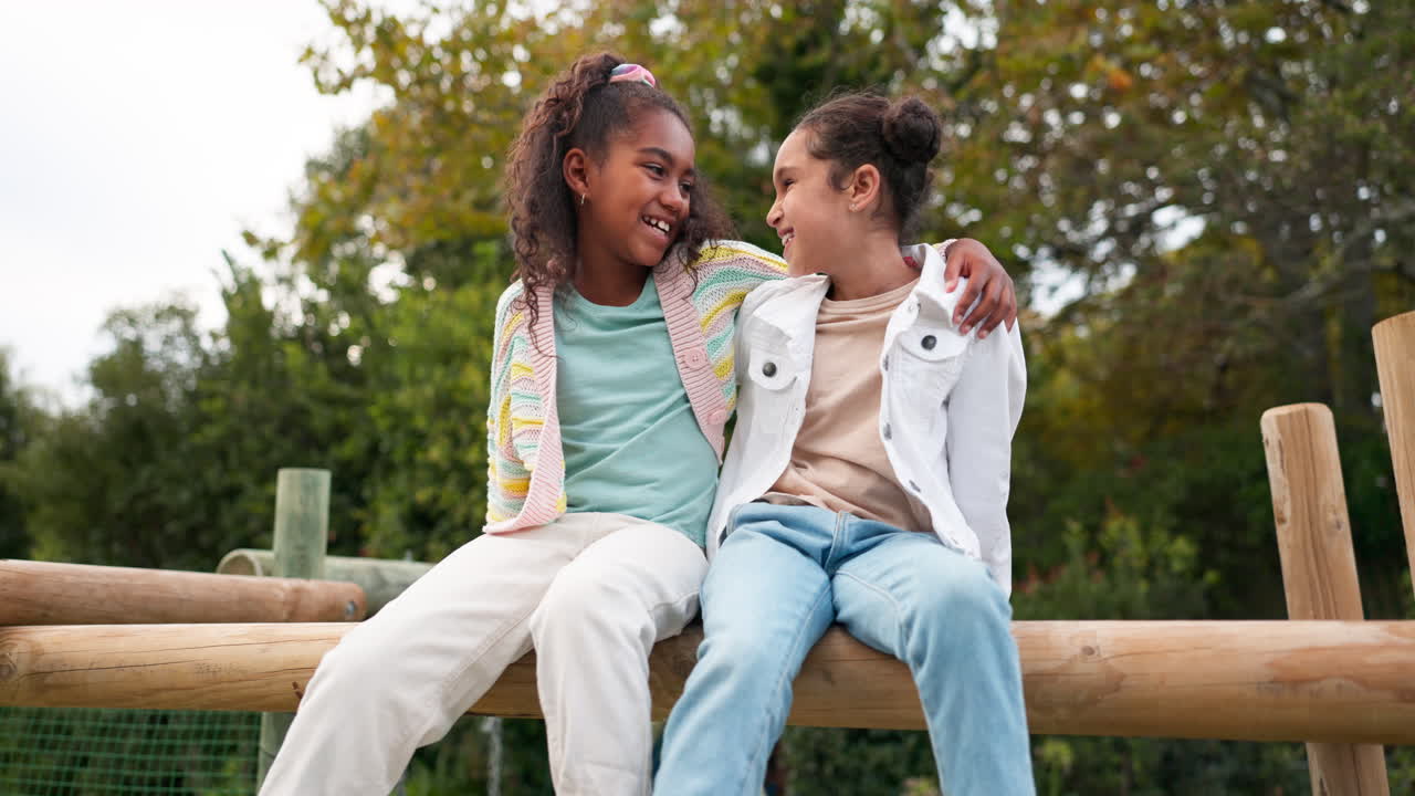 Amici, bambini felici che si abbracciano al parco giochi