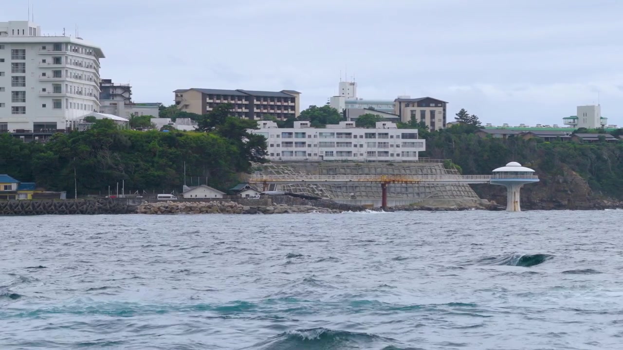 Torre di osservazione Shirahama Midsea sulla costa di Wakayama, Giappone.