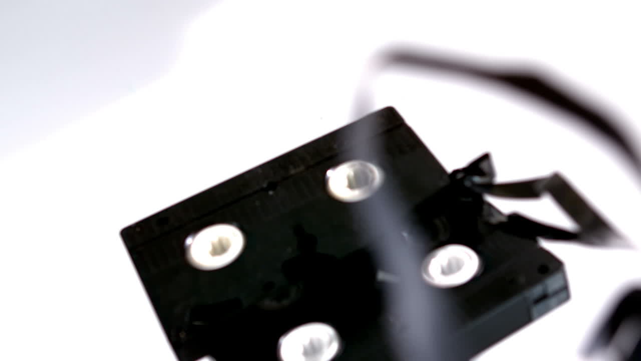 cinta de video rota cayendo sobre un fondo blanco