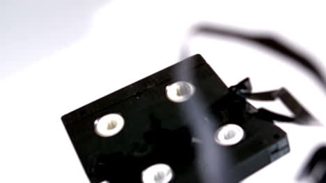 cinta de video rota cayendo sobre un fondo blanco