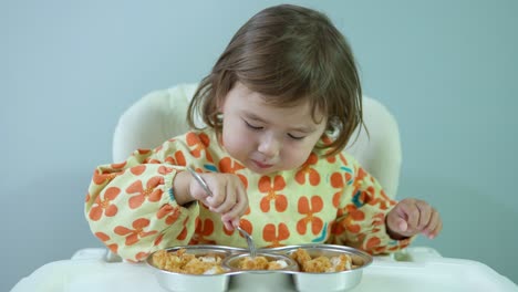 Adorable-Niña-Come-Nuggets-De-Pollo-En-Cámara-Lenta