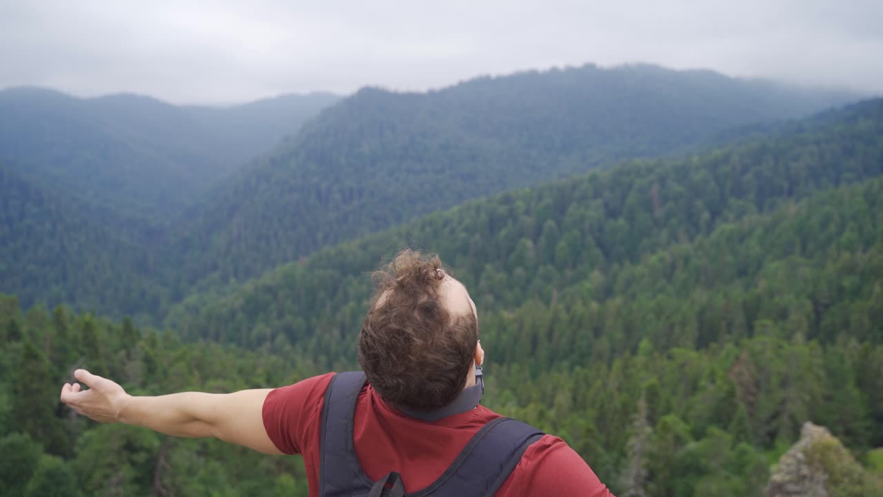 정상에서 깊은 숨을 쉬는 사람.