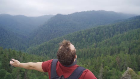 el hombre que respira profundamente en la cumbre.
