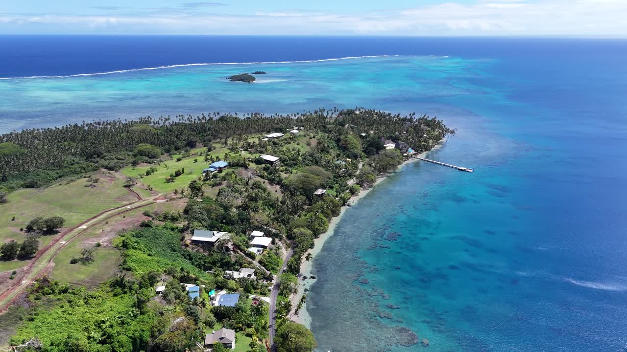 Luftaufnahme eines abgelegenen tropischen Resorts, eingebettet entlang der üppigen grünen Küste und des türkisfarbenen Wassers der Mamanuca-Inseln in Fidschi
