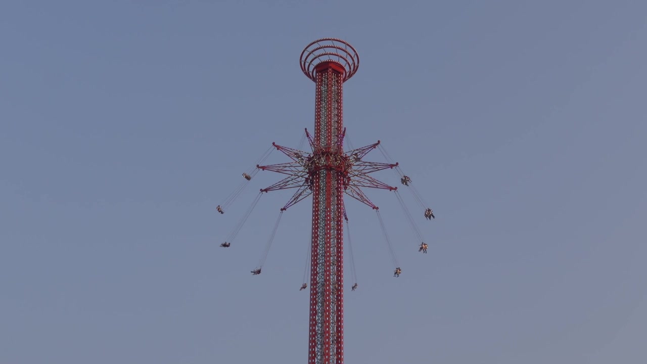 Stabilt udsyn til Asiatique Skyflyer, der roterer højt over Chao Phraya-flodens havnefront i Bangkok, Thailand