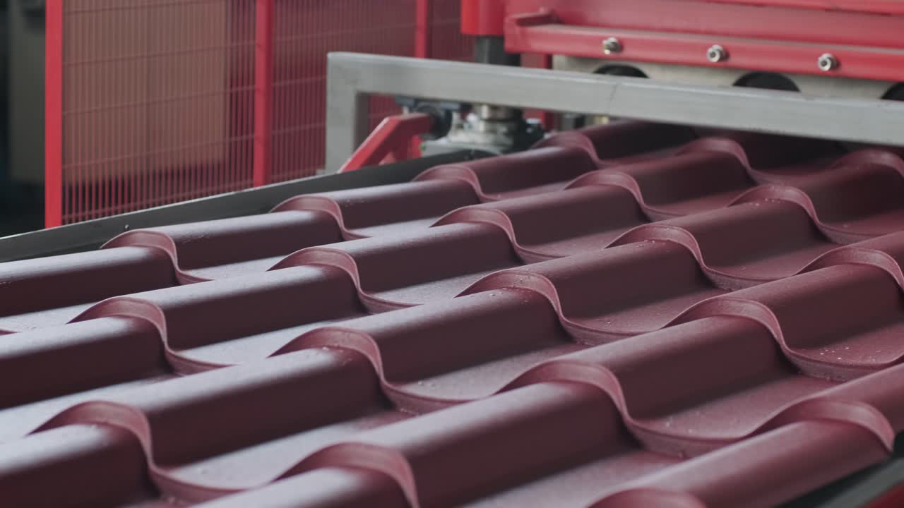 máquina de formación de láminas metálicas en la fábrica moderna de metalurgia.